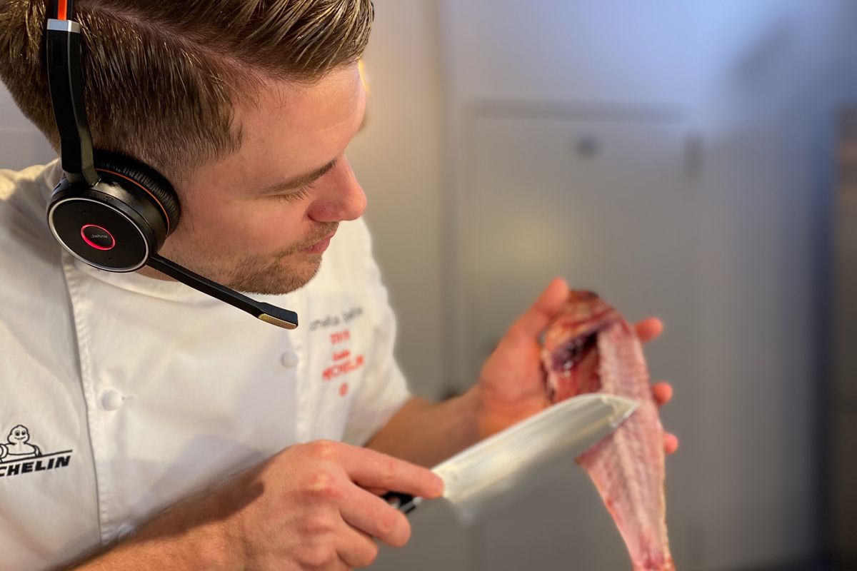 Cornelius Speinle mit Headset beim virtuellen Kochkurs